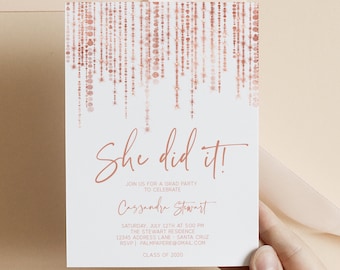 Puede incluir: Una tarjeta blanca con un fondo dorado rosado y un diseño dorado rosado de cuentas colgantes. El texto "She did it!" está escrito en letra dorada rosada. La tarjeta es una invitación a una fiesta de graduación para Cassandra Stewart. La invitación incluye la fecha, la hora, la ubicación y la información de RSVP.