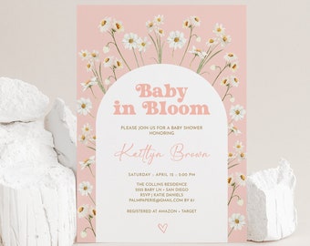 Può includere: Un invito a una festa di baby shower rosa con margherite bianche e il testo "Baby in Bloom" in un font retrò. L'invito include il nome "Kaitlyn Brown" e i dettagli della festa, tra cui la data, l'ora, il luogo e le informazioni RSVP.
