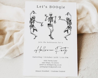 Puede incluir: Una invitación a una fiesta de Halloween con tres ilustraciones de esqueletos bailando. La invitación dice "Let's BOOgie" e incluye detalles del evento: fecha, hora, lugar, información de RSVP y una nota sobre la cena y el concurso de disfraces.