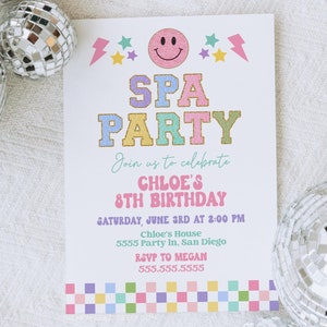 Invitación de cumpleaños para fiesta de spa para niña, carta de parche preppy, sonrisa, invitación para mimarse, plantilla