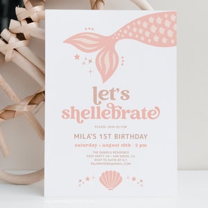 Puede incluir: Ilustración de cola de sirena rosa con una concha y estrellas sobre un fondo blanco. El texto "Let's Shellebrate" está en una fuente retro rosa. El texto debajo dice "Mila's 1st Birthday, Saturday, August 10th, 2 pm".
