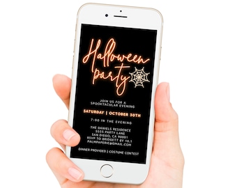 Könnte beinhalten: Ein Smartphone zeigt eine Halloween-Party-Einladung. Die Einladung zeigt einen orangefarbenen Neontext mit der Aufschrift "Halloween party" mit einer Spinnennetz-Grafik. Die Einladung enthält Veranstaltungsdetails wie Datum, Uhrzeit und Ort.