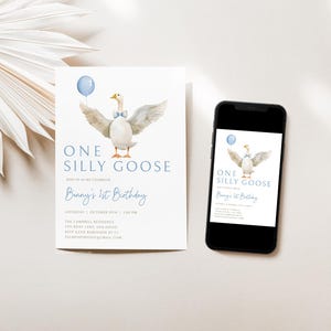 Op de afbeelding: Een blauwe en witte verjaardagsuitnodiging met een aquarel-illustratie van een gans die een blauwe ballon vasthoudt. De tekst luidt "One Silly Goose" en "Join us as we celebrate Benny's 1st Birthday".