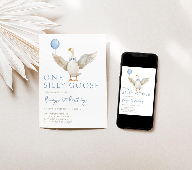 Op de afbeelding: Een blauwe en witte verjaardagsuitnodiging met een aquarel-illustratie van een gans die een blauwe ballon vasthoudt. De tekst luidt "One Silly Goose" en "Join us as we celebrate Benny's 1st Birthday".