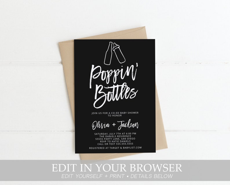 Puede incluir: Una invitaci&oacute;n de baby shower en blanco y negro con el texto "Poppin' Bottles" y un gr&aacute;fico de dos biberones brindando. La invitaci&oacute;n incluye los nombres Olivia y Jackson, la fecha y la hora de la ducha, la direcci&oacute;n y la informaci&oacute;n de RSVP.