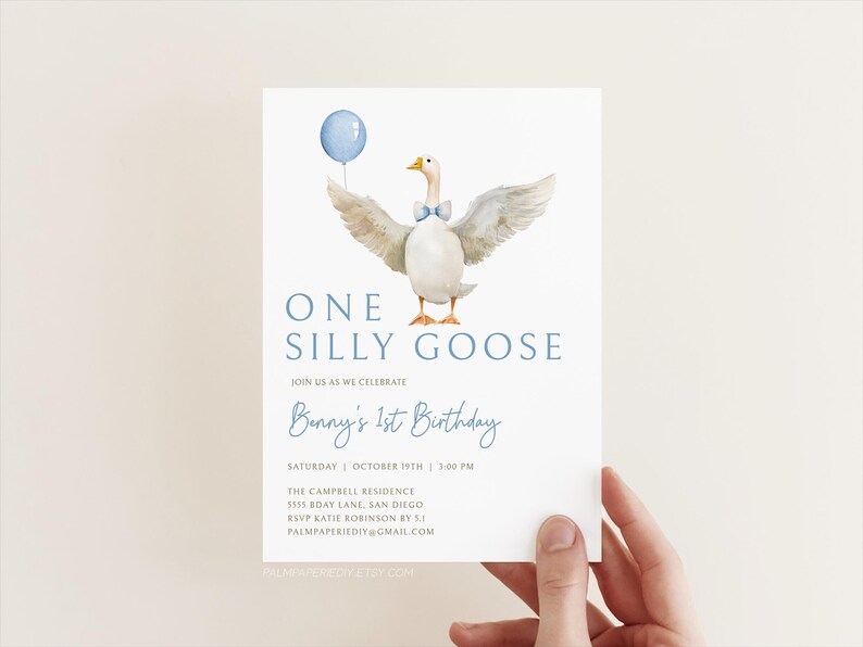 Op de afbeelding: Een witte gans met een blauwe strik en een blauwe ballon, met de tekst "ONE SILLY GOOSE" en "Benny's 1st Birthday" op een witte achtergrond. De uitnodiging bevat de datum, tijd, locatie en RSVP-informatie.
