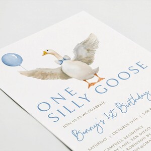Op de afbeelding: Een witte gans met een blauwe strik vliegt met een blauwe ballon. De tekst "One Silly Goose" en "Benny's 1st Birthday" staat op de uitnodiging.