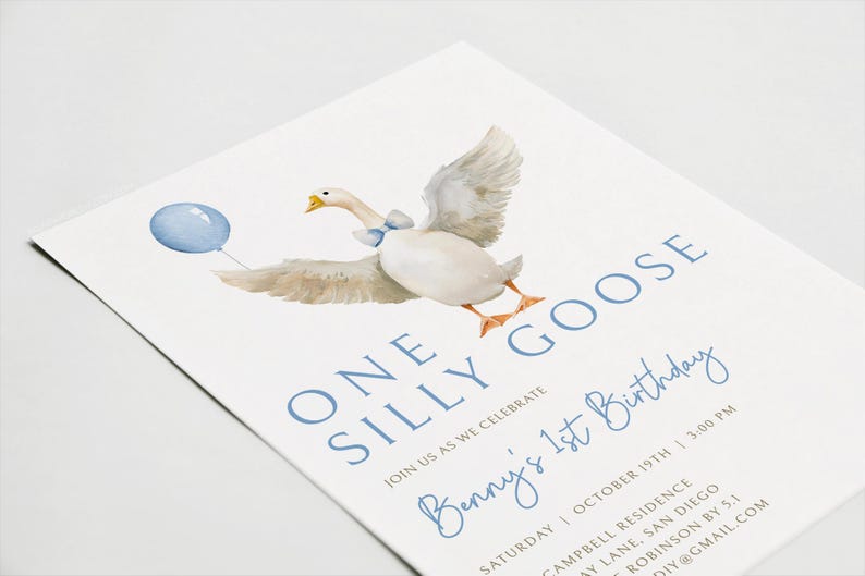 Op de afbeelding: Een witte gans met een blauwe strik vliegt met een blauwe ballon. De tekst "One Silly Goose" en "Benny's 1st Birthday" staat op de uitnodiging.