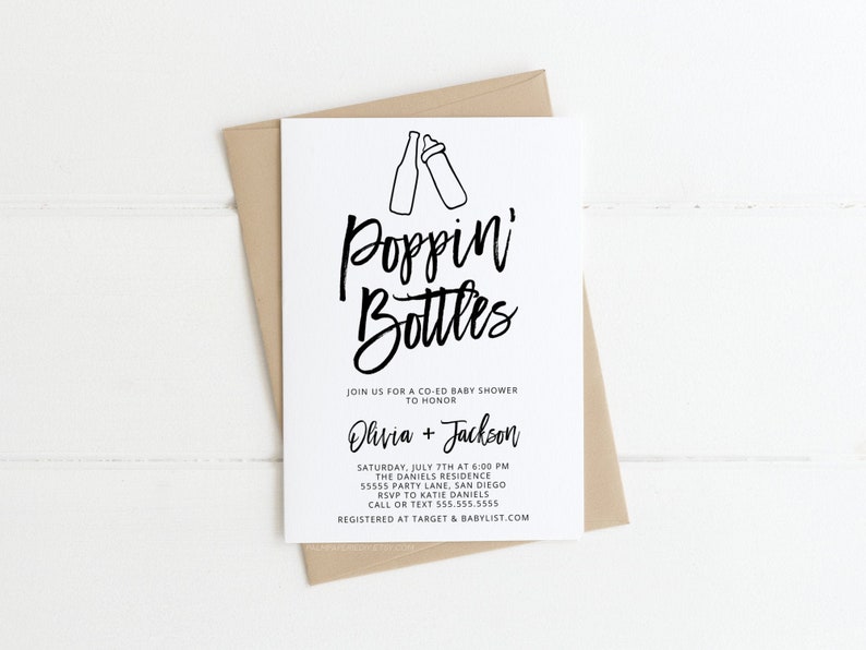 Puede incluir: Una invitaci&oacute;n de baby shower blanca con texto negro que dice "Poppin' Bottles" e incluye los nombres "Olivia + Jackson". La invitaci&oacute;n incluye detalles para el evento, incluyendo la fecha, la hora, la ubicaci&oacute;n y la informaci&oacute;n de RSVP.