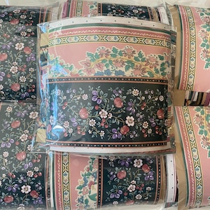 Puede incluir: Un conjunto de cuatro galones de tela con un patrón floral en colores rosa, verde y negro. El galón tiene un patrón repetitivo de flores, hojas y bayas.