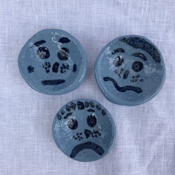 Kleine handgefertigte Keramikschalen mit Gesichtern