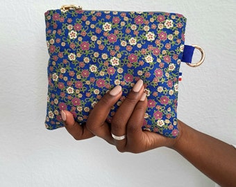 Pochette midi zippée en tissu japonais,  motifs fleurs de cerisiers blanches et roses dorées sur fond bleu klein