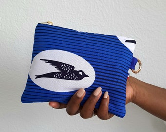 Pochette midi zippée en wax, motif hirondelles bleu