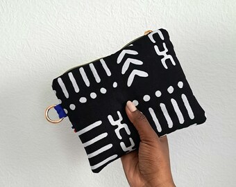 Pochette midi zippée en wax,  motif kente noir et blanc