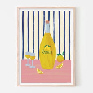 Könnte beinhalten: Ein Gemälde einer Flasche Limoncello mit einem gelben Etikett und einem Korkverschluss. Die Flasche steht auf einem rosa Tisch mit zwei kleinen Gläsern und Zitronen. Der Hintergrund ist eine blau-weiß gestreifte Wand.