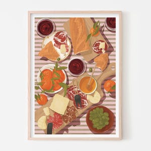 Könnte beinhalten: Gerahmter Kunstdruck mit einer Draufsicht auf eine Charcuterie-Platte und verschiedene Lebensmittel. Die Platte enthält Fleisch, Käse und Cracker. Weitere Artikel sind Orangen, Trauben und kleine Schalen mit Marmelade. Der Hintergrund ist ein rosa-weiß gestreiftes Muster.