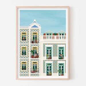 Könnte beinhalten: Gerahmter Kunstdruck mit einer detaillierten Illustration von zwei Gebäuden mit verzierten Fassaden. Die Gebäude haben Balkone mit Pflanzen und Fenster mit grünen Rahmen. Das Kunstwerk verwendet Blau, Gelb und Weiß vor hellblauem Himmel.