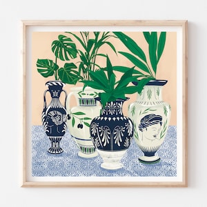 Puede incluir: Cuatro jarrones de cerámica azul y blanco con tallos y hojas de plantas verdes sobre un fondo estampado azul y blanco.