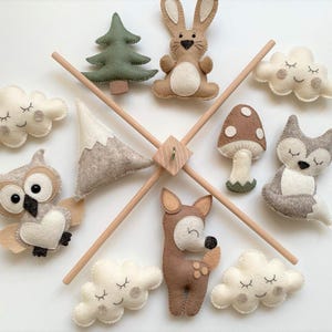 Babymobil "Skogsdjur". Babymobil, babyshowerpresent, nyfödd present, filtdjursleksak, babymobil i skogsmark, skogsmobil