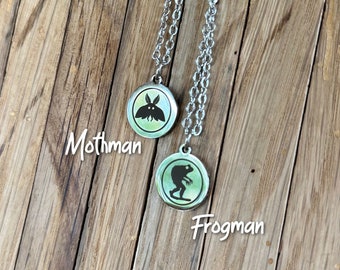 Cryptid Edelstahl Halskette - Mothman Bigfoot Nessie Anhänger • Paranormal Geschenk • Mythischer Monster Schmuck