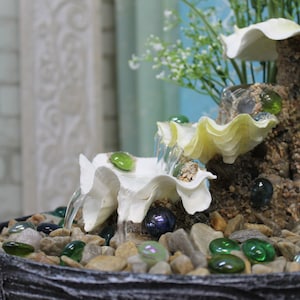 Tischbrunnen mit Muscheln und künstlichen Korallen