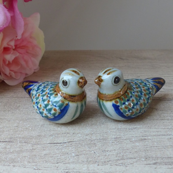 Deux figurines couple d'oiseaux tonala poterie mexicaine, oiseaux miniatures peints main, figurines d'oiseaux, birds wedding couple gift