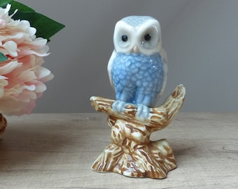 Figurine chouette grise et bleue en céramique sur branche collection oiseau coloré Vintage
