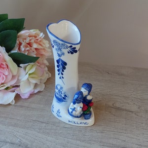 Vintage Petit Vase en Porcelaine Delf Bleu et Blanc en Forme de Coeur avec les Amoureux Hollandais, Cadeau Couple image 1