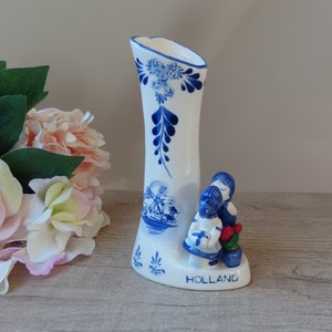 Vintage Petit Vase en Porcelaine Delf Bleu et Blanc en Forme de Coeur avec les Amoureux Hollandais, Cadeau Couple image 4