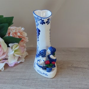 Vintage Petit Vase en Porcelaine Delf Bleu et Blanc en Forme de Coeur avec les Amoureux Hollandais, Cadeau Couple image 2