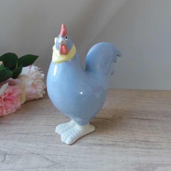 Figurine coq oiseau en céramique bleu avec un foulard jaune décoration champêtre collection