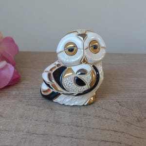 Statuina di gufo in ceramica smaltata – Scultura dipinta a mano da Rosa