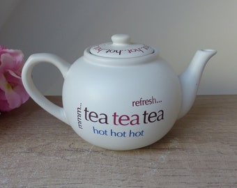 Tetera de cerámica color crema Rayware Expression Design con el eslogan 'Mmm...Refresh Tea Hot'