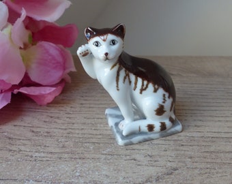 Miniature Ceramic Cat Figurine Franklin Mint Vintage Collection 1988 German Style Cat figurine