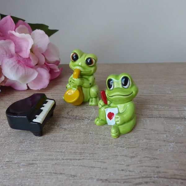 Deux grenouilles musiciennes en céramique, figurines grenouilles saxophoniste et compositeur, collection grenouilles cadeau fête des mères