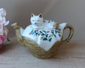 Théière chat en porcelaine allongé sur une couverture dans un panier, cat teapot, Collection Vintage