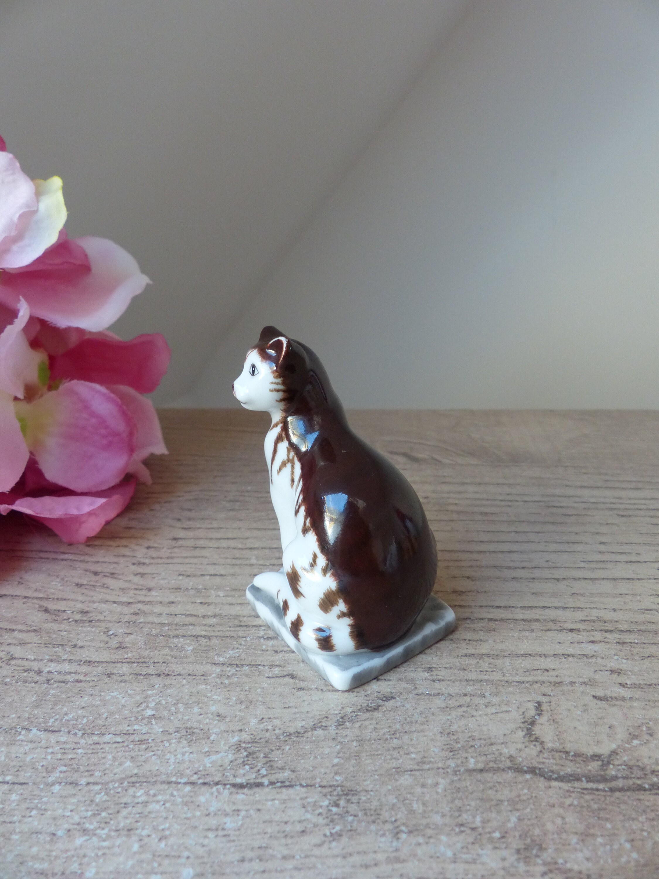 Figurine miniature chat en porcelaine décor Fleuri collection