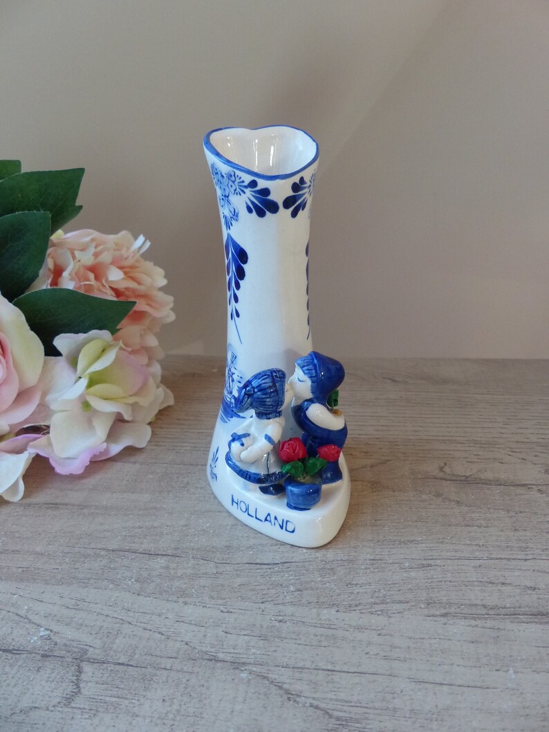 Vintage Petit Vase en Porcelaine Delf Bleu et Blanc en Forme de Coeur avec les Amoureux Hollandais, Cadeau Couple image 2