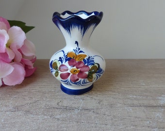 Piccolo vaso in ceramica portoghese con decorazione floreale dipinta a mano, vaso con volant blu navy e fiore rosso in ceramica vintage portoghese