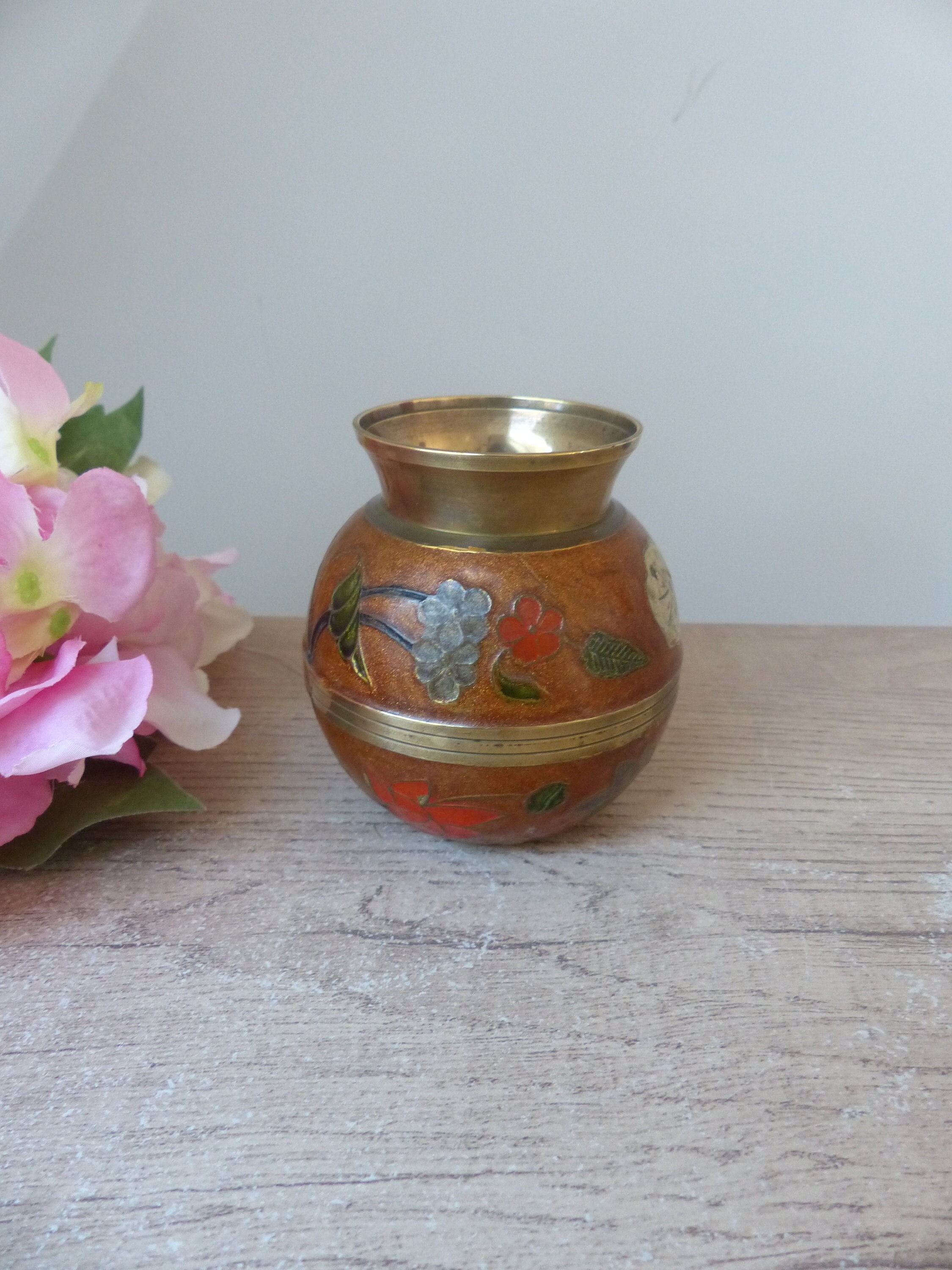 Vase Satsuma de type Moonflask décoré de motifs naturalistes Vase Satsuma de type Moonflask décoré de motifs naturalistes