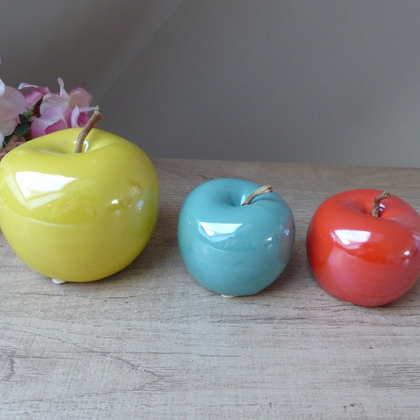 Trois pommes colorées en céramique, ensemble de trois pommes fruits décoratifs cuisine