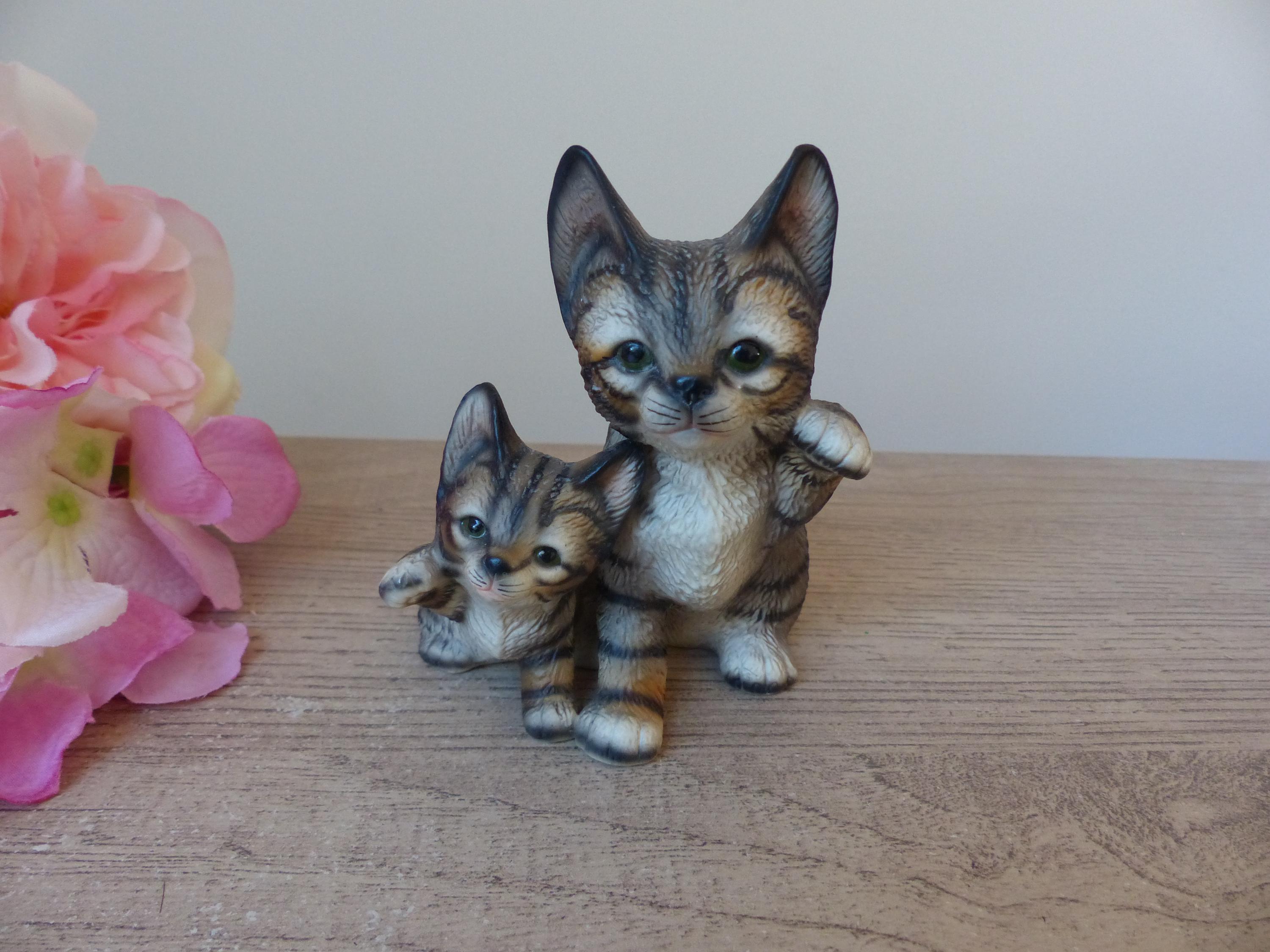 Figurines En Porcelaine De Deux Chats En Hommes Et Femmes S'habillent