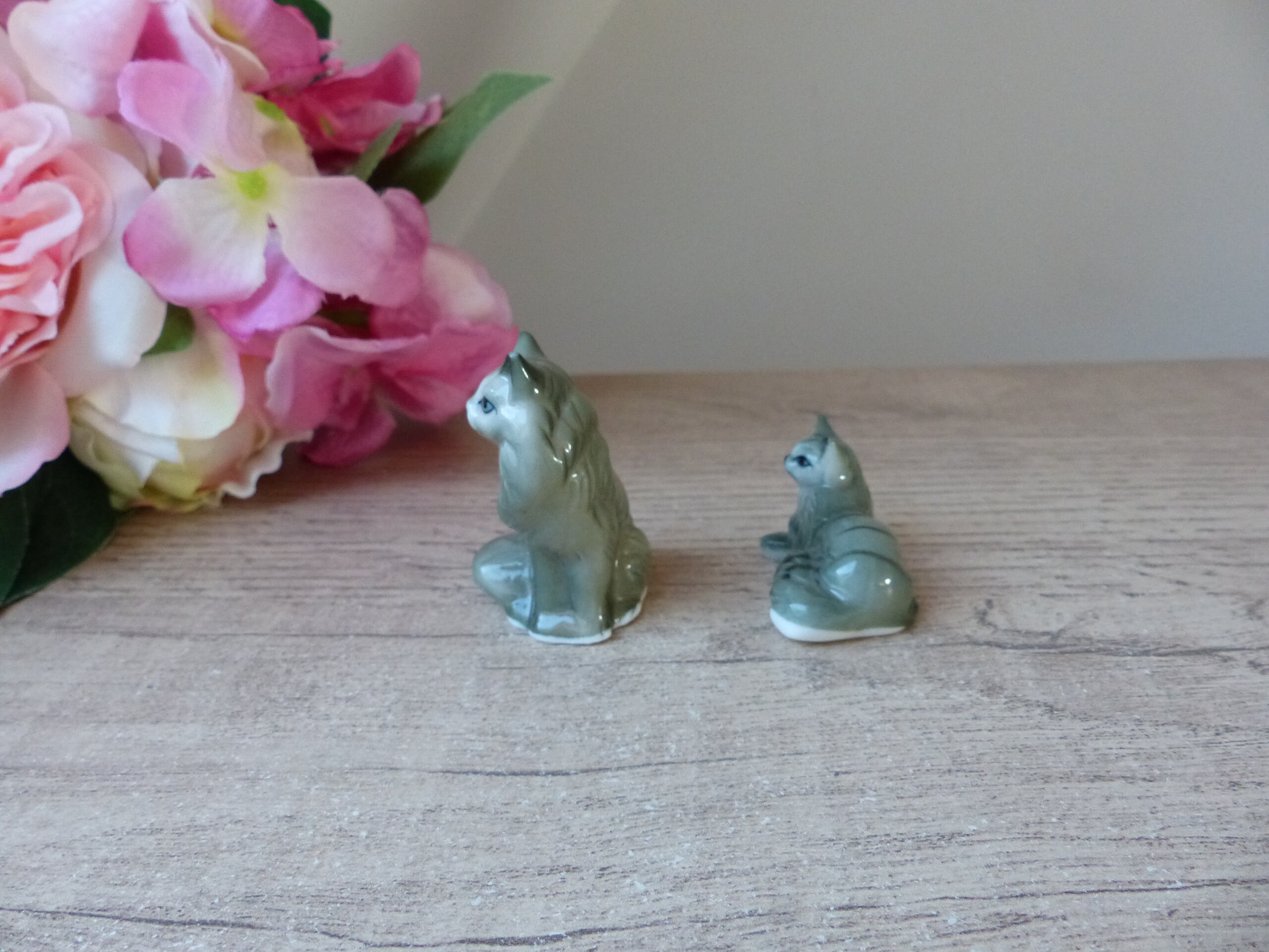 Paire De Chats Angoras En Porcelaine - Miniatures Grises, Style Vintage