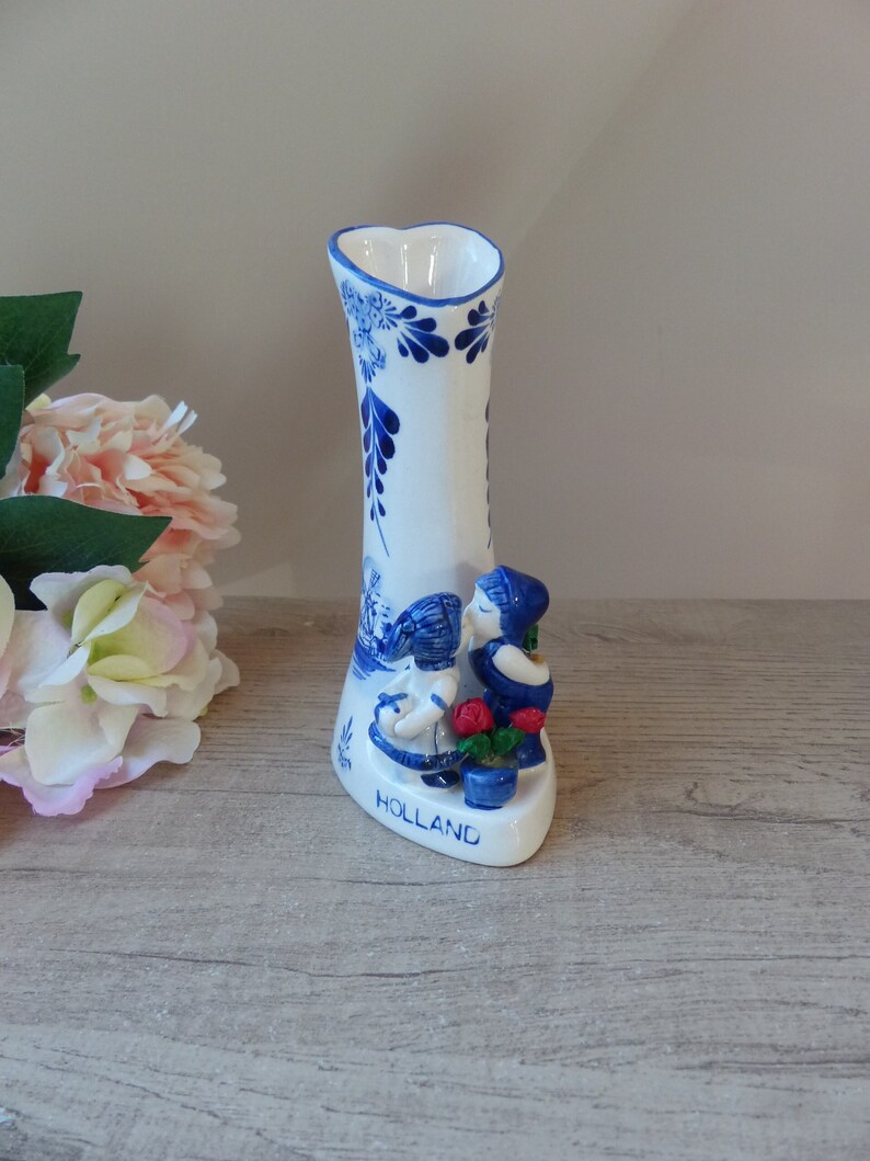 Vintage Petit Vase en Porcelaine Delf Bleu et Blanc en Forme de Coeur avec les Amoureux Hollandais, Cadeau Couple image 3