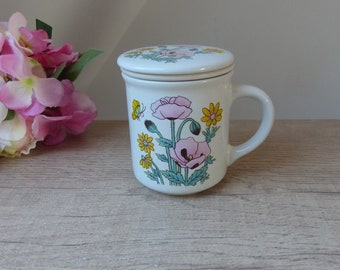 Tasse fleurie avec filtre à thé et couvercle, tisanière en céramique, fleurs des champs et coquelicots, décoration vintage et bohème