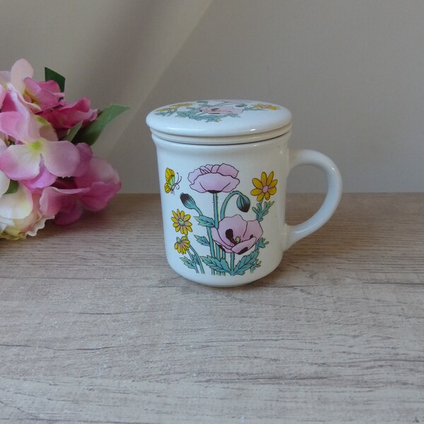 Tasse fleurie avec filtre à thé et couvercle, tisanière en céramique, fleurs des champs et coquelicots, décoration vintage et bohème