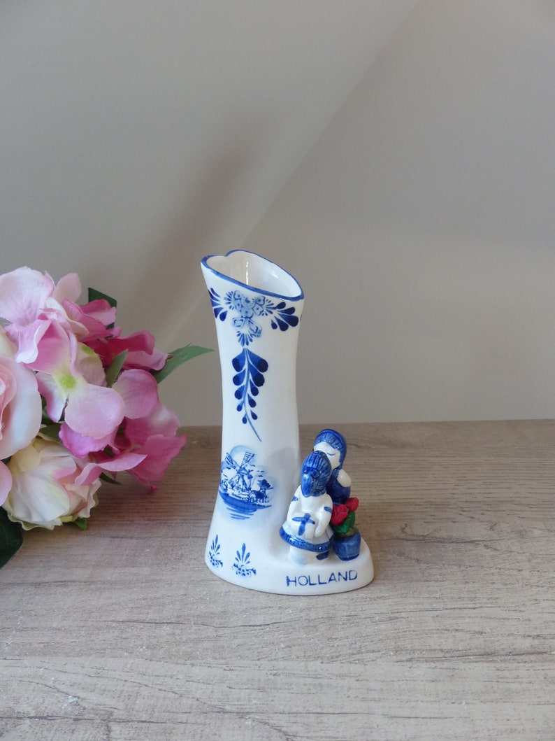 Vintage Petit Vase en Porcelaine Delf Bleu et Blanc en Forme de Coeur avec les Amoureux Hollandais, Cadeau Couple image 5