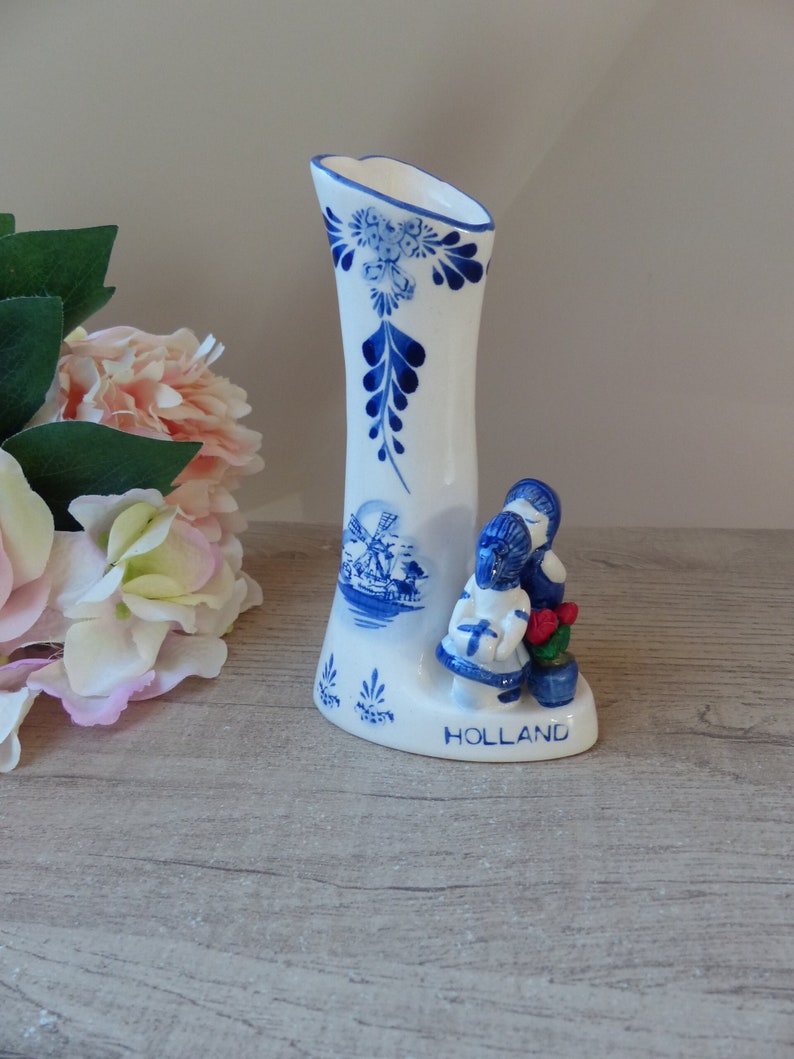 Vintage Petit Vase en Porcelaine Delf Bleu et Blanc en Forme de Coeur avec les Amoureux Hollandais, Cadeau Couple image 4