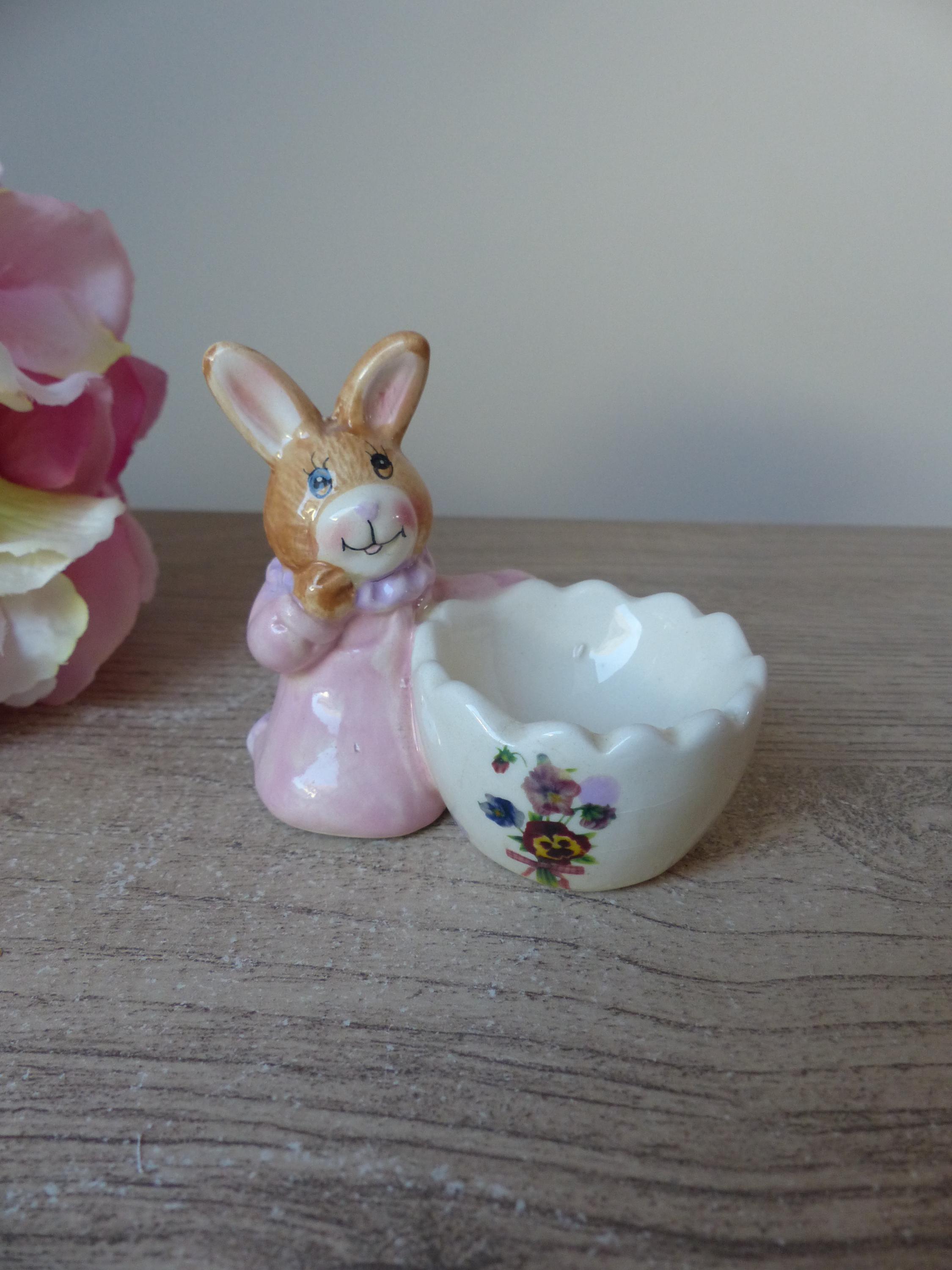 Eierbecher in Hasenform mit rosa Kleidchen, verziert mit Wildblumen – eine süße Dekoration fürs Frühstück und zum Sammeln