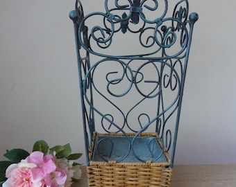 Stojak na parasole w stylu shabby chic, wykonany z metalu i plecionej wikliny – eleganckie miejsce do przechowywania w przedpokoju, garderobie lub rustykalnym domu wiejskim